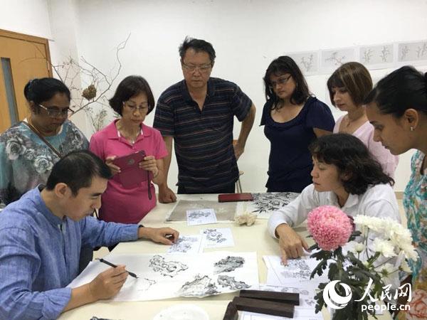 ë����˹�W(xu��)�T���ھ۾���(hu��)���^(gu��n)Ħ�ώ�ʾ���� ë����˹�Ї�(gu��)�Ļ����Ĺ��D