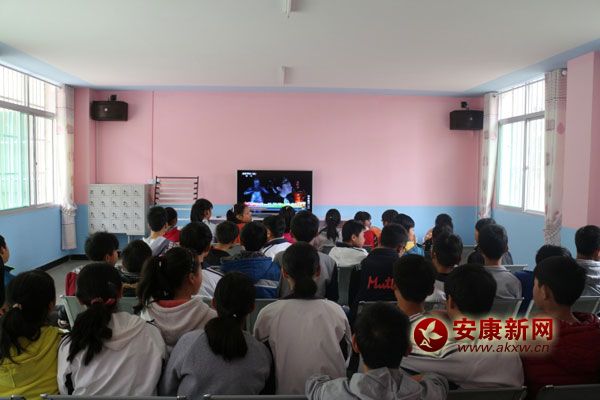 留守學(xué)生在活動室看電視.jpg