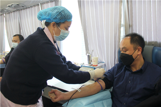 “讓愛暖冬”無償獻(xiàn)血活動(dòng)走進(jìn)白河縣中廠鎮(zhèn)同心社區(qū)