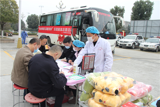 人民警察一心為民，捋袖捐血鐵血柔情——安康市公安局積極開展冬季獻(xiàn)血活動