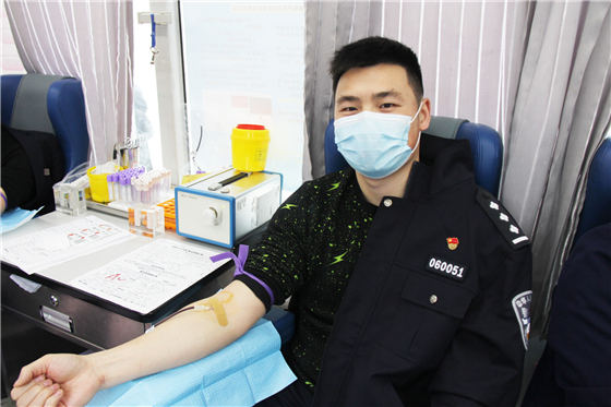人民警察一心為民，捋袖捐血鐵血柔情——安康市公安局積極開展冬季獻(xiàn)血活動