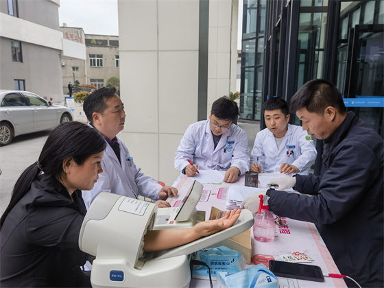 一“臂”之力，踐行醫(yī)者擔(dān)當——安康市中心血站聯(lián)合漢濱區(qū)第三人民醫(yī)院開展無償獻血活動