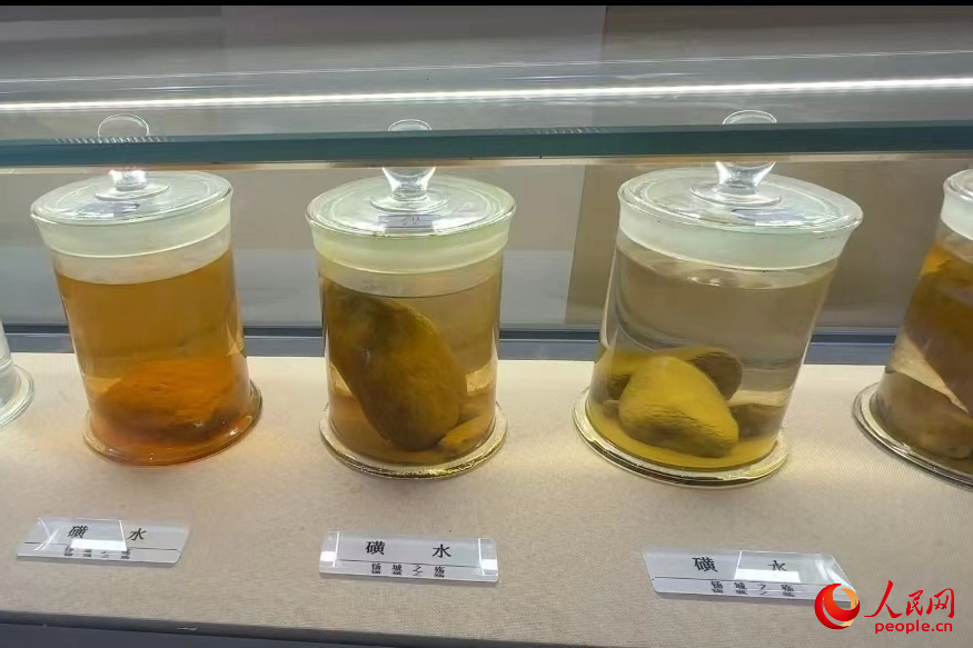 白河縣礦山生態(tài)修復(fù)科普教育示范基地展示的“磺水”。人民網(wǎng)記者 白鴿攝